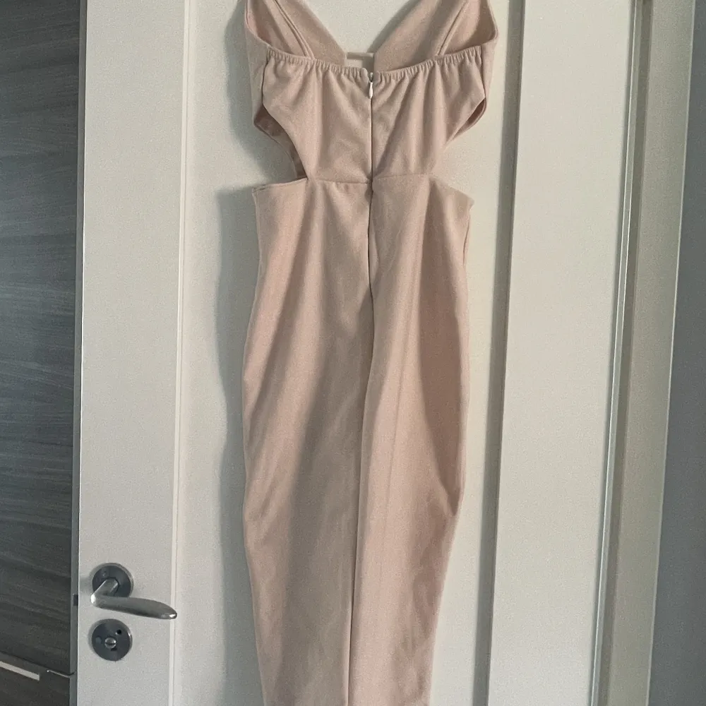 Ljusrosa klänning med öppningar, använd fåtal gånger. Lappen är bortklippt men är en XS. Minns inte varifrån. . Mekot.