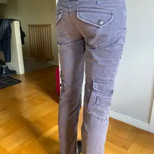 Low Rise cargo jeans i storlek 34(svensk). Lite mindre i storleken.