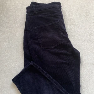 Aldrig använda manchesterbyxor! - Snygga och bekväma manchesterbyxor från Monki! Byxorna är av en mörkare mörkblå färg, nära inpå svarta. Endast använda 1 gång!💘