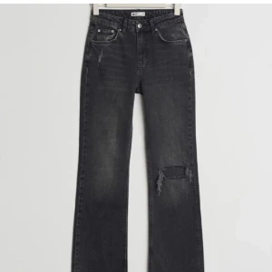 Jeans  - Jeansen är svart gråa som är en super fin färg! Har klippt av byxorna längst ner och jag är 160 cm. 💕