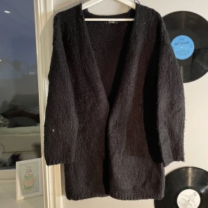 Stickad tröja - Stickad tröja som är öppen på framsidan, mysig och fin! Från BIKBOK i storlek M🥳