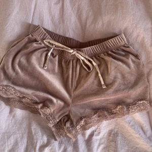 Pyjamas shorts  - Pyjamas shorts från Hunkemöller i sammet. Strl xs knappt använda 