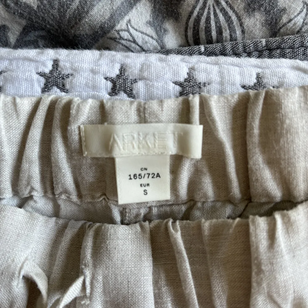 Jag säljer mina fina linnebyxor ifrån Arket eftersom dem blivit försmå för mig💗. Jeans & Byxor.