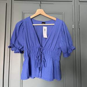 Blus/ tröja från Gina tricot oanvänd. Storlek 34. Riktigt härlig blå färg!