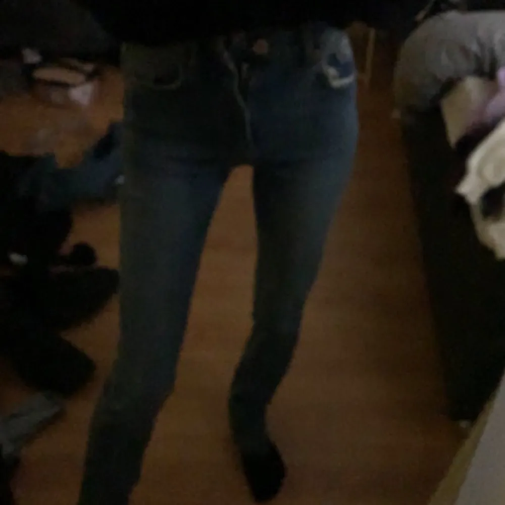 säljer dessa raka jeans med slits från zara! använd ca 2 gånger. sydde upp dom litegrann, jag är ca 1,65 hör av er för bilder/ frågor🩷. Jeans & Byxor.