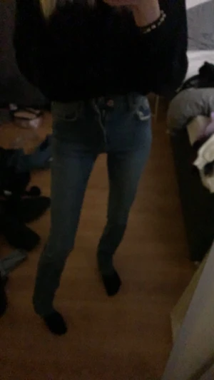 raka jeans - säljer dessa raka jeans med slits från zara! använd ca 2 gånger. sydde upp dom litegrann, jag är ca 1,65 hör av er för bilder/ frågor🩷