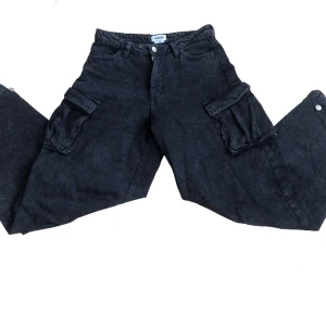 Cargo jeans   - Säljer mina gråa Baggy cargojeans från Weekday. Byxorna är i bra skick, köpte org för 699kr. Pris kan diskuteras, skriv för fler bilder eller mått❤️
