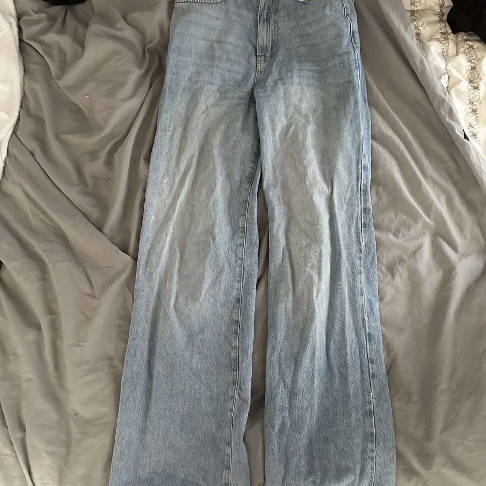Högmidjade Jeans men man kan även ha de som midwaist, passar perfekt för mig och jag är 180 cm💗. Jeans & Byxor.