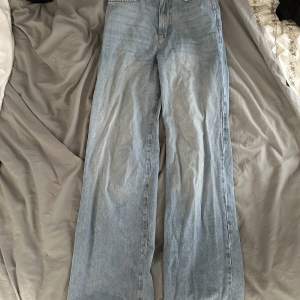 Högmidjade Jeans men man kan även ha de som midwaist, passar perfekt för mig och jag är 180 cm💗