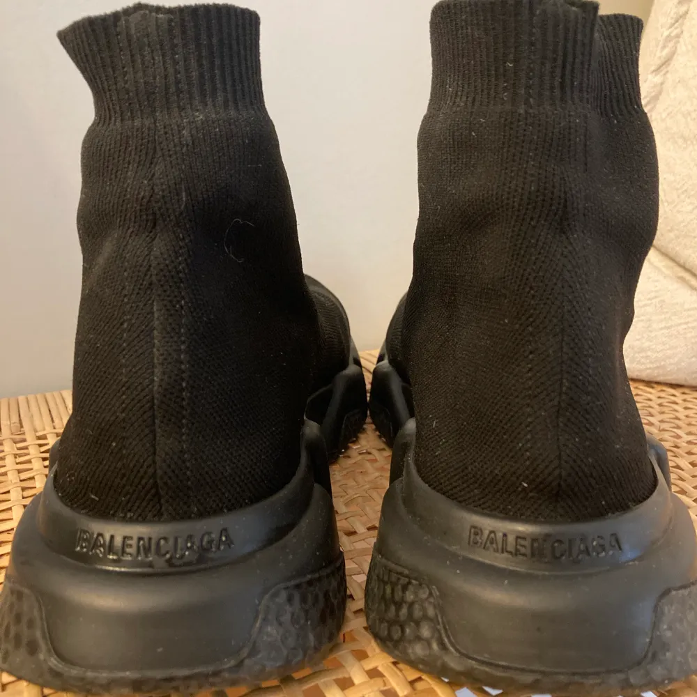 Säljer nu mina Balenciaga speed trainers i storlek 42, skorna är i bra skick och låda med kvitto finns kvar.  Pris går att diskutera vid snabb affär och önskas mer bilder så fixar vi det . Skor.