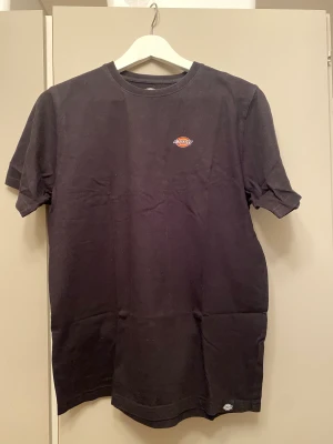 Dickies t-shirt  - Säljer en svart T-shirt från dickies i storlek S, kontakta mig om du har några frågor! 🥰 Köparen står för frakt