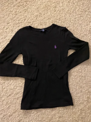 Ralph lauren tröja i nyskick! - Svart tröja från Ralph lauren i nyskick! Storlek xs 