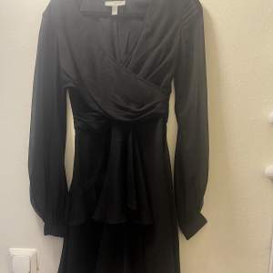 Säljer denna svarta klänning från asos. Endast använd en gång. Storlek 32