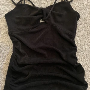 Svart linne - Svart linne från bikbok med stilfulla detaljer runt bysten! Funkar att klä upp och ner! Men så så fin passar till många tillfällen. Använd Max 2 gånger i och med har några liknande! Vid fler frågor/bilder kom privat💗 köparen står för frakten