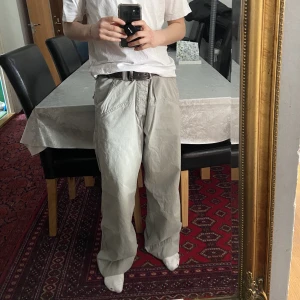 Docker Khakis - Ett par Dockers khakis. Färgen är khaki. Dem är ej beige. Storlek W36 L32. Längden är ca 104 cm. Midjan är ca 44-45cm.  • Bakfickorna är lite böjda men går att stryka rakt dem