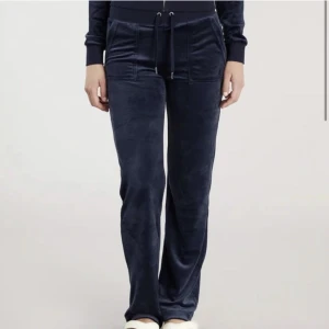 juicy couture byxor night sky - säljer mina marinblåa juicybyxor pga jag inte passar i storleken längre💗 byxorna är i nyskick, materialet är mjukt, inget försört. köpte för några månader sen men använt bara några gånger💗💗bilder kan skickas privat‼️