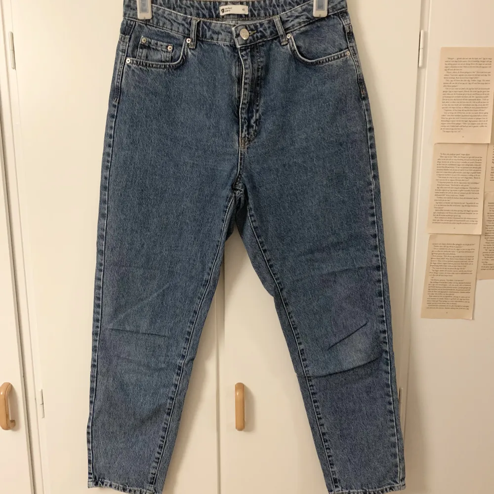 Dagny mom jeans stl.42 från Gina tricot. En mellan tvätt. Nypris 600kr. Jeans & Byxor.