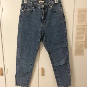 Dagny mom jeans stl.42 från Gina tricot. En mellan tvätt. Nypris 600kr