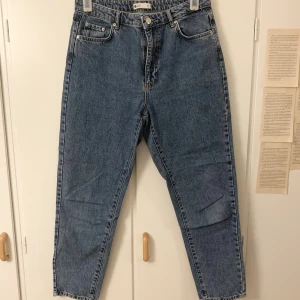 Jeans - Dagny mom jeans stl.42 från Gina tricot. En mellan tvätt. Nypris 600kr