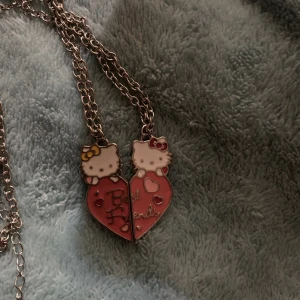 hello kitty matchande halsband - tryck ej på köp nu, frakten är 30kr
