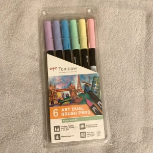 Pennor - Tombow dual art pens, 6 pack pastel colors. Aldrig använda då jag har fått dubbel, nypris 200kr.  Färger: 062 243 452 553 623 723