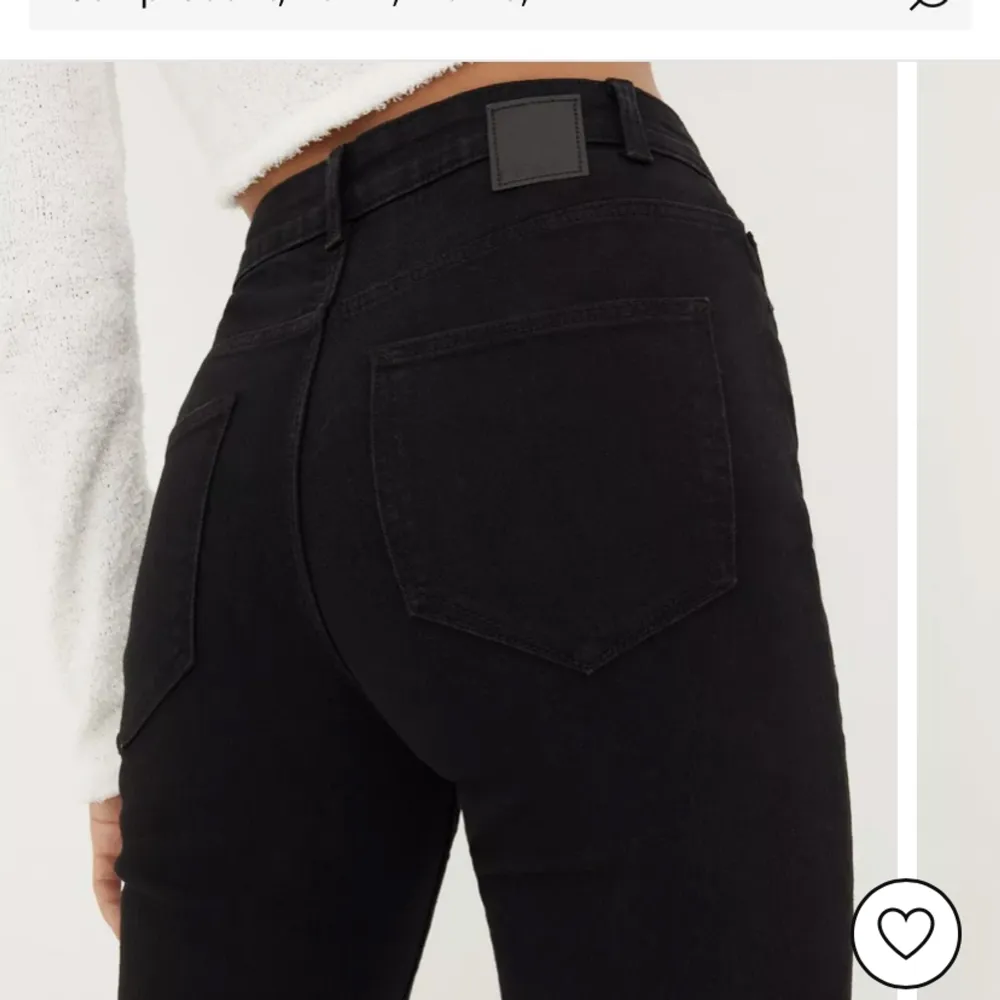 Ett par svarta bootcut jeans från Nelly i bra skick❤️. Jeans & Byxor.