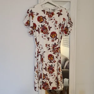 Oanvänd Sommarklänning 100kr - Oanvänd blommig sommarklänning 