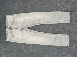Tja! Säljer nu dessa nudie jeans, skicket är 10/10 då de bara användts en gång. Samma modell som på bilden bara att denna färg inte säljs på hemsidan längre. Priset är lågt därav jag inte har box eller kvitto. Hör av er privat vid frågor elr bättre bilder