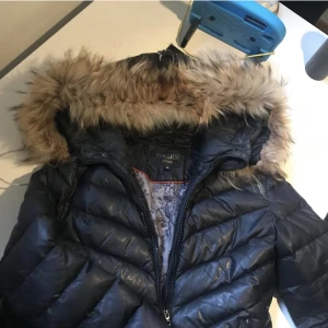 Hollies jacka 36 - Hej! Säljer min hollies jacka i bra skick använd en vinter. Storlek 36! Äkta päls och jätte skön och fin jacka. Hör av er för minsta lilla fråga eller för fler bilder! Pris kan alltid diskuteras 