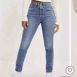 Säljer levis jeans från Nelly, jätte fina aldrig använda men försent skicka tillbaka. Nypris 899 storlek 28/30