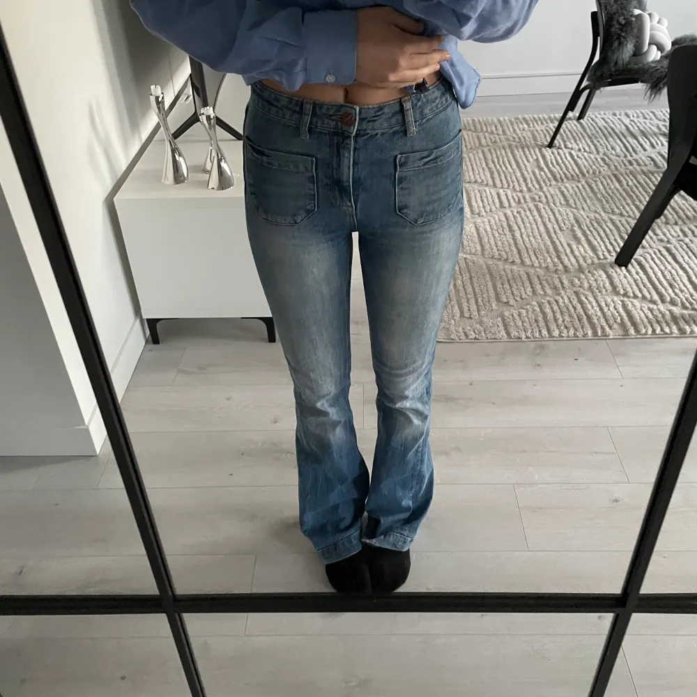 Säljer dessa skitcoola bootcut jeans från Gina tricot i storlek 34.  Köpta för en herrans massa år sedan och verkligen knappt använda. Har endast hängt i garderoben. Ljus tvätt.  Passar mig som pendlar mellan 34/36    Hör av er vid fler frågor/bilder!😊😊. Jeans & Byxor.