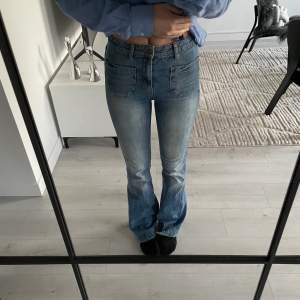 Säljer dessa skitcoola bootcut jeans från Gina tricot i storlek 34.  Köpta för en herrans massa år sedan och verkligen knappt använda. Har endast hängt i garderoben. Ljus tvätt.  Passar mig som pendlar mellan 34/36    Hör av er vid fler frågor/bilder!😊😊