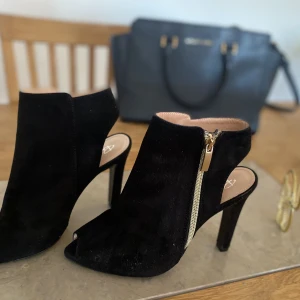 Svarta Rizzo skor - Nya, jättebra skick  Storlek 38  Svarta RIZZO skor, säljer de pågrund av att jag aldrig använt de  (Pris kan diskuteras vid snabb affär)