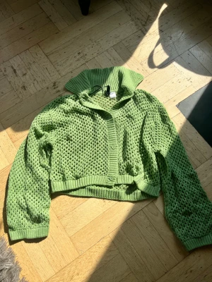 Grön tröja, H&M - Tunn stickad tröja från H&M. Aldrig använd.