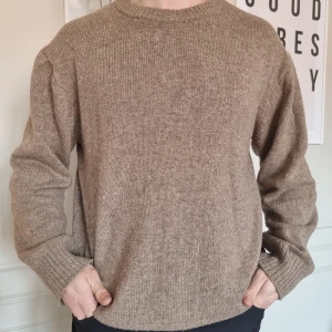 Stickad tröja - Stickad tröja från H&M. Skulle säga att den är M/L, stor i storleken.