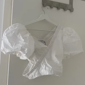 Ny blus från Nakd  - Helt ny blus från NAKD i Storlek 38.  Säljer då jag köpte den i två storlekar.