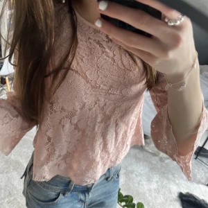 Blus - Säljer denna jätte jättefina rosa blusen, tyvärr har den blivit för liten för mig 