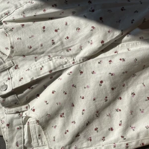 Jeans  - Superfina blommiga vida jeans i nyskick! Så fint mönster med små blommor🌸Använda en gång och inga defekter💕Nypris 500kr 