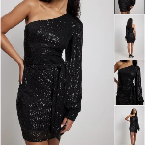 Svart klänning  - Kollar intresset på denna slutsålda klänningen från NAKD?  Använd 1 gång och i nyskick