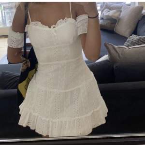 Fin vit klänning från parsian, helt oanvänd (lappar kvar)🤍 hade två så säljer denna (bilder på den andra men likadan klänning) Nypris 49£
