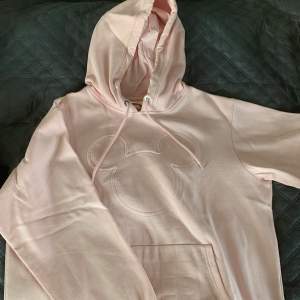 Super fin lite oversized rosa MussePigg hoodie i storlek M. Väl använd men säljer för att användar inte längre. Tyvärr en liten fläck på ena armen se bild 2.  Står ej för postens slarv. Köpt är köpt, går ej att returnera. Pris kan diskuteras 