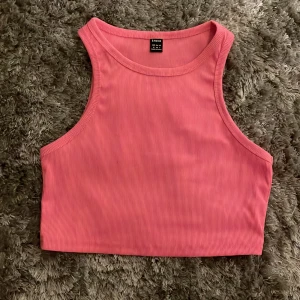 Topp - Oanvänt linne från shein. Linnet är i storlek M men jag har i vanliga fall S och den passar bra på mig 😊Tyvärr så har linnet aldrig kommit till användning utan bara legat i min garderob så kände att det var dags att göra sig av med den 