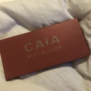 Metallics Palette - Ögonskuggs palette från caia. Några färger är testade, annars som ny. Säljs inte längre på hemsidan. Säljer för 150kr inkl frakt 🌟