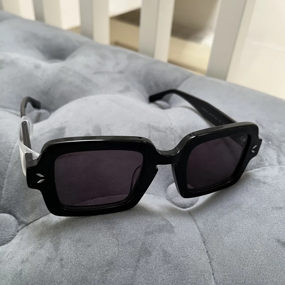 helt nya solglasögon från McQ, nypris 1500kr säljer för 750kr pris kan diskuteras. Finns andra solglasögon i min profil. Accessoarer.