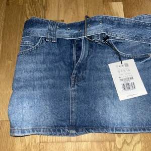 Jeanskjol  - En jätte fin lågmidjad jeanskjol  Helt oanvänd (prislapp e kvar) Storlek 32.