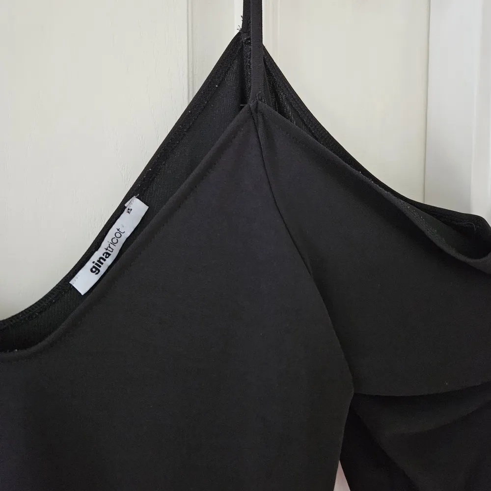Superfint svart linne från Gina Tricot, med fina detaljer! Mycket bra skick! Storlek XS. Toppar.