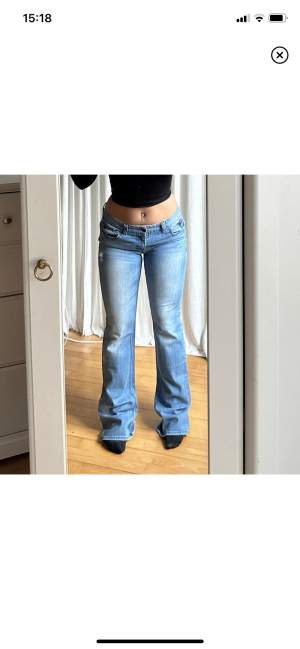 Midrise bootcut jeans från bondelid! Bilder lånade från förra ägaren då dem var för stora för mig, hon på bilden är 165 cm lång. Midjemått 80 cm & innerbenslängd 89 cm! 🥰 Använd gärna KÖP NU