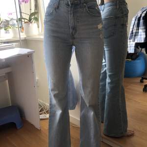 Högmidjade flare-jeans från Levi’s i riktigt bra kvalité. Säljer då de har blivit för små i midjan. Passar någon som är lite åt det smalare hållet och har långa ben. Använda, men inget som märks pga bra märke och kvalité. Pris kan diskuteras!😊💗