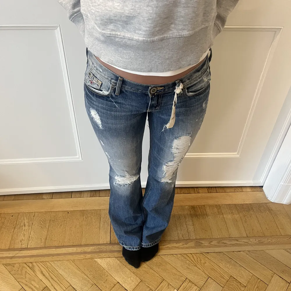 Nya lågmidjade jeans med lappen kvar🤩 midjemått 40 cm innerbenslängd 82!. Jeans & Byxor.