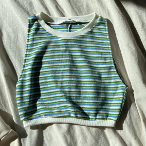 Zara topp  - Säljer denna fina stickade topp från zara. Den är i storlek M men är liten i storleken o skulle säga att den passar  xs💗